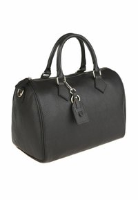 Borsa a mano in pelle nera con texture, forma arrotondata, doppio manico, finiture argentate e pendente per etichetta. Chiusura con zip nella parte superiore.