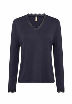 Top blu navy a maniche lunghe con scollo a V, rifinito con bordo in pizzo nero smerlato sullo scollo e sui polsini. Tessuto liscio con vestibilità comoda.