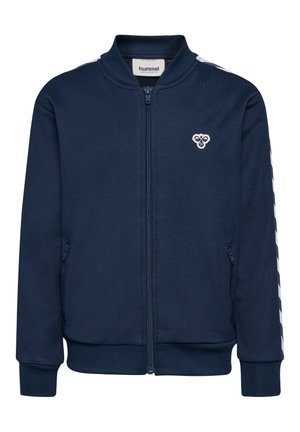 Granatowa kurtka na zamek z prążkowanym kołnierzem i mankietami, białe pasy w kształcie litery V na rękawach oraz małe logo pszczoły na lewej piersi.