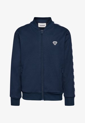 Marineblauw jack met ritssluiting, geribde kraag en boorden, witte chevronstrepen op de mouwen en een klein bijenlogo op de linkerborst.