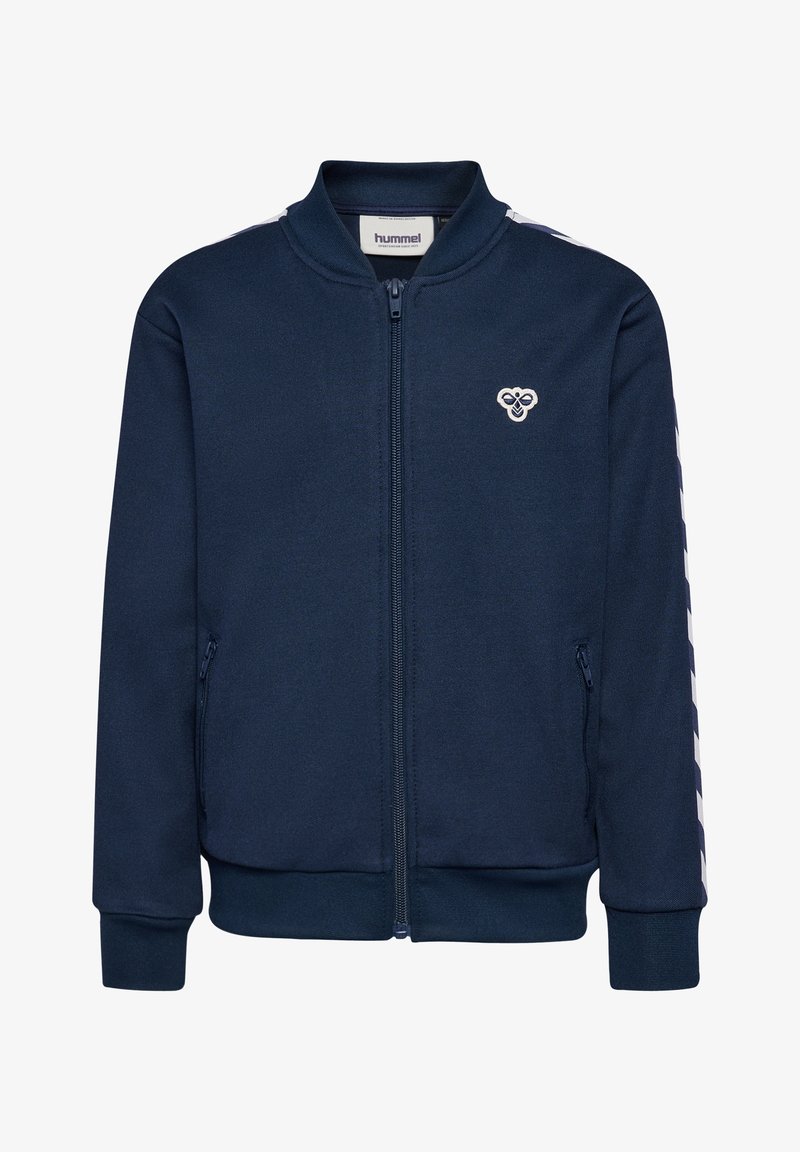 Granatowa kurtka na zamek z prążkowanym kołnierzem i mankietami, białe pasy w kształcie litery V na rękawach oraz małe logo pszczoły na lewej piersi.