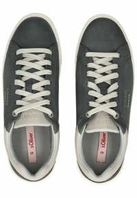Šedé kožené tenisky s hladkým povrchem, bílé tkaničky a světlá šedá podrážka. Obsahují decentní logo a pohodlný polstrovaný interiér.