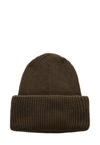 Bruine gebreide beanie met een geribde boord, zachte textuur en een iets taps toelopende bovenkant voor een fitted look.