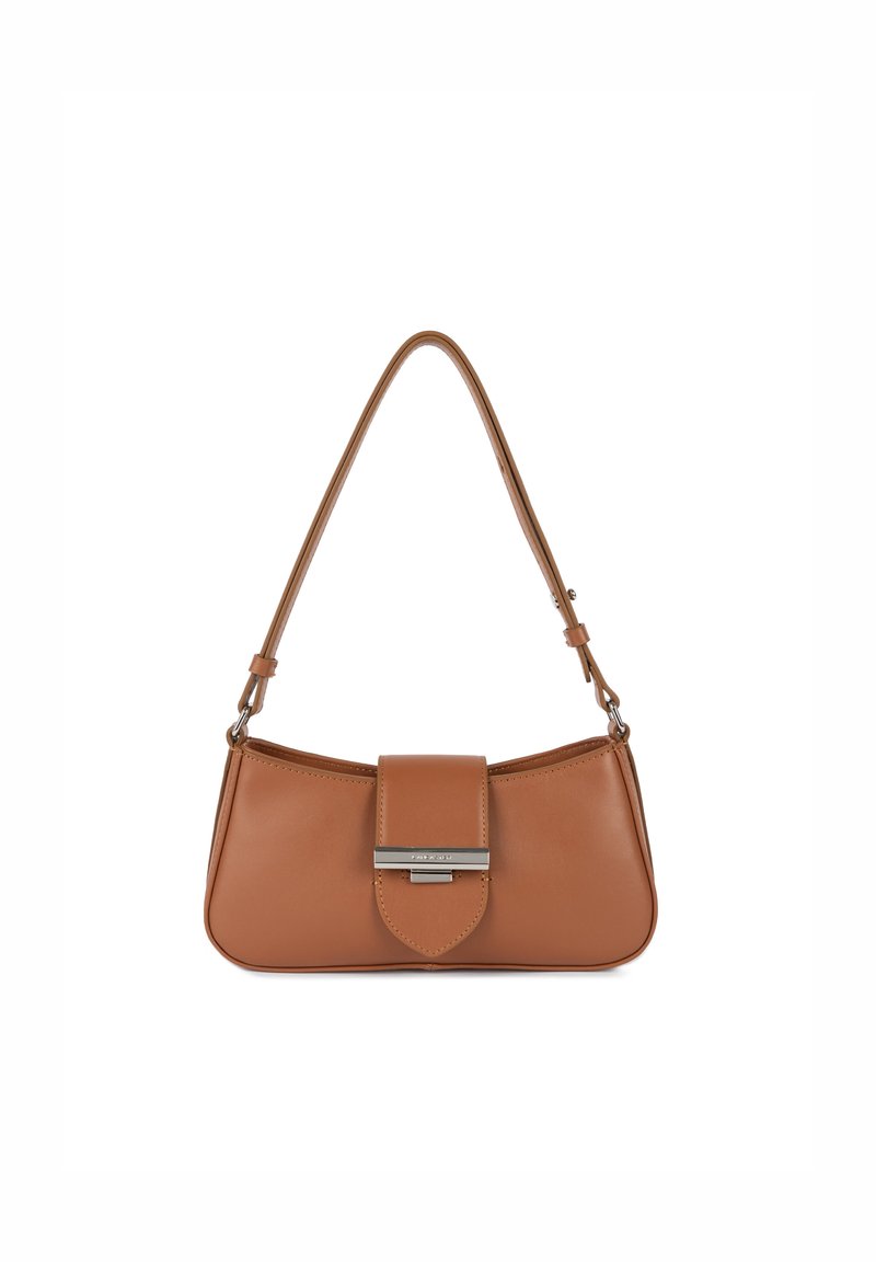Borsa a tracolla in pelle color cuoio con un design strutturato, caratterizzata da una chiusura a pattina prominente e una tracolla singola. Texture liscia e minimal hardware.
