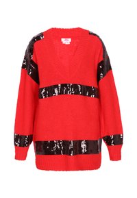 Rode gebreide trui met een diepe V-hals, lange mouwen en horizontale zwarte paillettenstrepen over het lichaam en de mouwen.