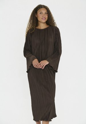 Braunes, plissiertes Kleid mit langen, ausladenden Ärmeln und Rundhalsausschnitt. Es hat einen strukturierten Stoff und eine Länge bis zur Mitte der Wade.