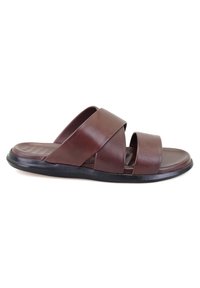 Sandale en cuir marron avec deux brides superposées et une semelle intérieure rembourrée. Semelle extérieure en caoutchouc noir avec une finition lisse.