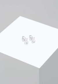 Silberne Steckerohrringe in Form des Buchstabens "S" mit polierter Oberfläche, ausgestattet mit einer sicheren Befestigung für einen angenehmen Tragekomfort.