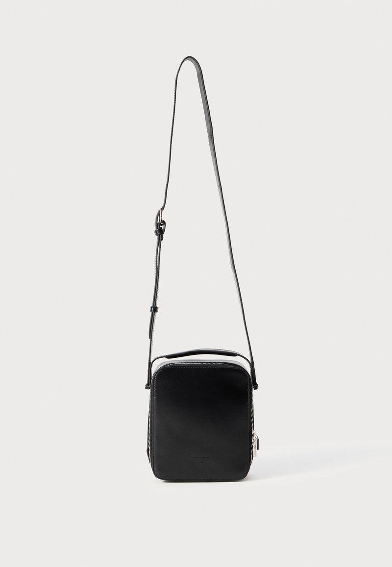 Borsa a tracolla in pelle nera con forma rettangolare, zip resistente e tracolla regolabile. Texture liscia e design minimalista.