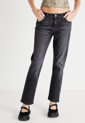 Zwarte denim jeans met een rechte pasvorm, vijf zakken en een knoopsluiting. De stof heeft een gladde textuur en minimale vervaging.
