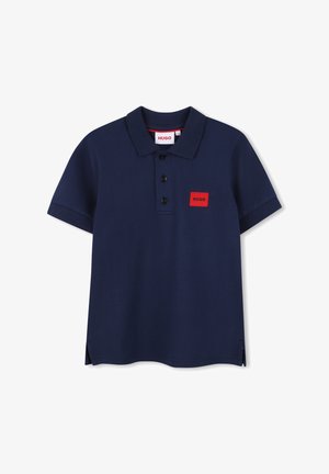 Mørkeblå kortærmet polo med tre sorte knapper og et rødt rektangulært mærke med teksten "HUGO" på brystet.
