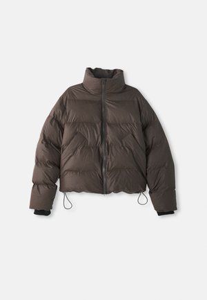 Brun cropped puffer-jakke med høj krave, lynlås lukning og elastiske snore i kanten. Har puffy quiltede sektioner og ribbede manchetter.