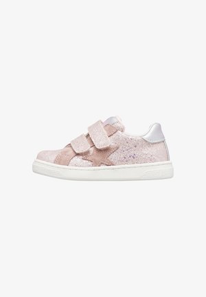Sneakers rosa glitter con cinturini in velcro, dettagli in suede, tacco argentato e suola in gomma. Presentano un disegno a stella sul lato come dettaglio.
