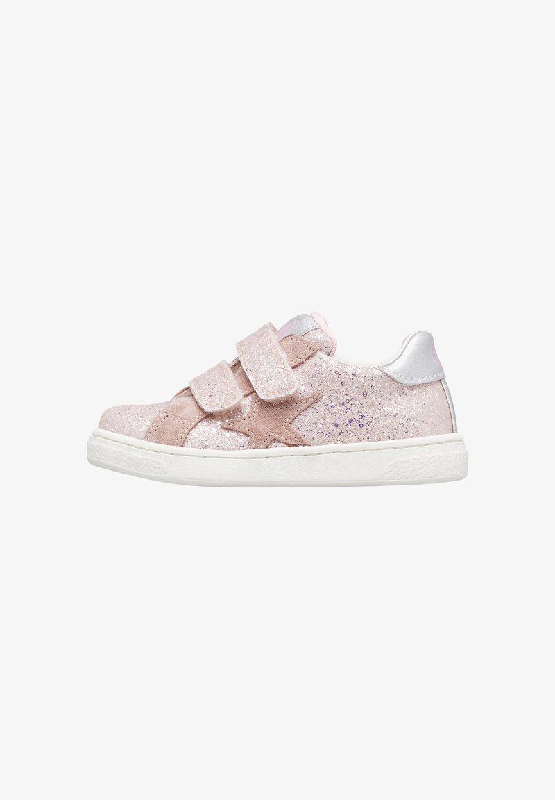 Sneakers rosa glitter con cinturini in velcro, dettagli in suede, tacco argentato e suola in gomma. Presentano un disegno a stella sul lato come dettaglio.