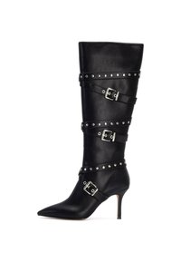 Bota de cuero negro hasta la rodilla con punta afilada, tacón de aguja y múltiples correas con hebillas plateadas y detalles de tachuelas.
