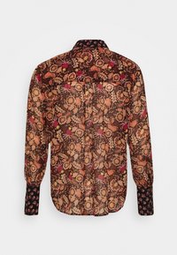 Blumenmuster-Hemd mit langen Ärmeln in warmen Tönen von Braun, Orange und Rot, mit einem kontrastierenden schwarzen Manschettendesign und Knopfverschluss auf der Rückseite.