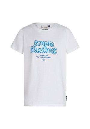T-shirt bianco in cotone con maniche corte, con testo blu che recita "STUDIO CREATIVES" e "Retour Jeans" sotto. Vestibilità casual.