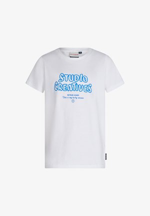T-shirt bianco in cotone con maniche corte, con testo blu che recita "STUDIO CREATIVES" e "Retour Jeans" sotto. Vestibilità casual.