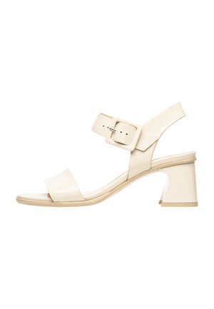 Sandal in pelle verniciata beige con punta aperta, ampia fascia anteriore, cinturino alla caviglia regolabile con fibbia e tacco a blocco.