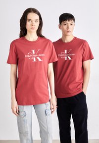 Calvin Klein Jeans DISRUPTED OUTLINE MONOLOGO TEE UNISEX - Apdrukāts T-krekls - garnet