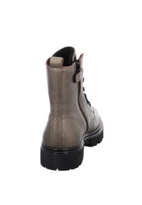 Grå läderankelboot med en texturerad yta, med en sidodragkedja, svart gummisul, och sömmar i en kontrasterande färg.