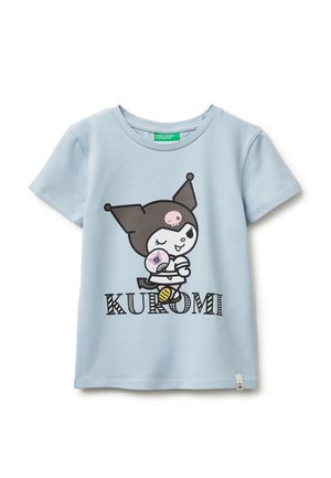 Maglietta a maniche corte azzurro chiaro con un personaggio dei cartoni animati che indossa un cappello da giullare nero, tiene un ventaglio e sotto c'è la scritta "KUROMI".