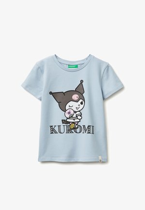Jasnoniebieska koszulka z krótkim rękawem z postacią z kreskówki noszącą czarny kapelusz błazna, trzymającą wachlarz, z napisem "KUROMI" poniżej.