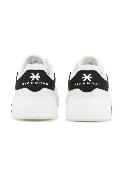 Witte platform sneakers met zwarte hielpanelen met een wit "Richmond"-logo en gestileerd embleem, gezien vanaf de achterkant.