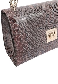 Sac à main en cuir de serpent brun avec un design texturé, quincaillerie dorée et une chaîne. Il présente une forme rectangulaire et une fermeture à clip.