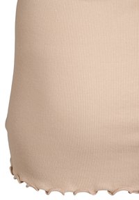 Beiges geripptes Stoffmaterial mit texturierter Oberfläche und gewelltem Saum. Fokus auf glattem Material und schmalen, vertikalen Linien.