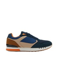 Zapatilla casual para hombre con paneles en azul marino, beige y marrón, detalles en naranja, cierre de cordones y suela blanca con detalle en naranja.