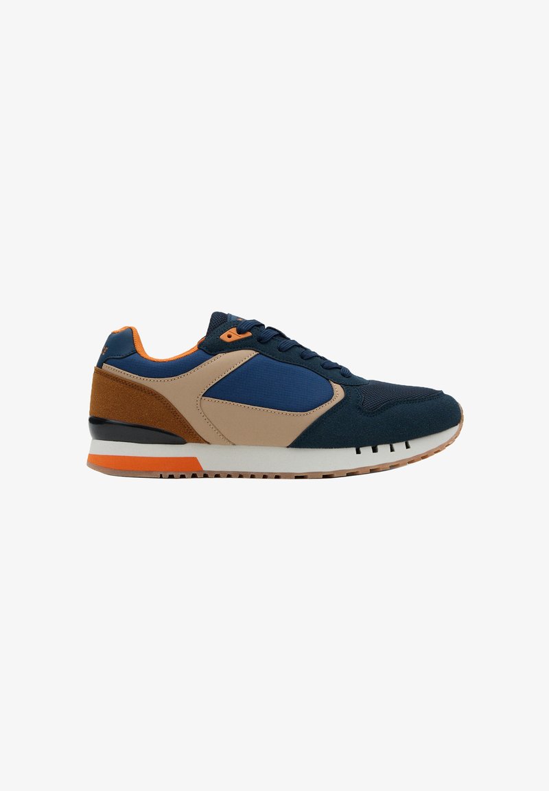 Zapatilla casual para hombre con paneles en azul marino, beige y marrón, detalles en naranja, cierre de cordones y suela blanca con detalle en naranja.