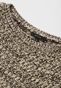 Pull brun et beige tricoté de manière lâche avec encolure ronde et étiquette de marque noire "OPUS" taille 36.