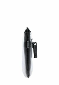 Pochette en cuir noir avec une texture lisse, dotée d'une fermeture éclair en haut, d'une petite étiquette de marque et d'une forme élancée et fine.