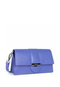 Borsa a tracolla in ecopelle viola con design strutturato, chiusura a pattina incorniciata e accessori in argento. Presenta una tracolla staccabile per maggiore versatilità.