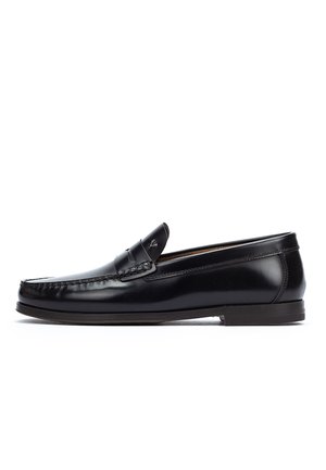 Zwarte leren herenloafers met moc-toe stiksel en lage hak, weergegeven in zijprofiel op een witte achtergrond.