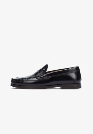 Schwarze Leder-Herrenschlüpfschuhe mit Mokassin-Naht und niedrigem Absatz, seitlich auf weißem Hintergrund dargestellt.