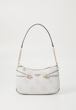 Sac à main texturé blanc avec une finition lisse, doté de quincaillerie dorée, de deux options de porté et d'un design de logo embossé.