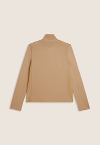 Giacca a maniche lunghe color cammello con colletto, realizzata in tessuto morbido. Presenta spacco laterale e cuciture pulite lungo l'orlo e i polsini.