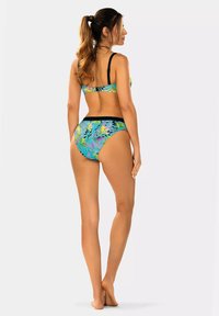 Kolorowy zestaw bikini z tropikalnym wzorem liści w odcieniach niebieskiego, zielonego i różowego. Regulowane ramiączka, wysoki stan dolnej części, gładka tekstura tkaniny.