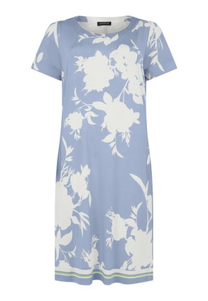 Lichtblauwe jurk met korte mouwen, witte bloemenprint, ronde halslijn en een zoomdetail met groene en witte strepen.