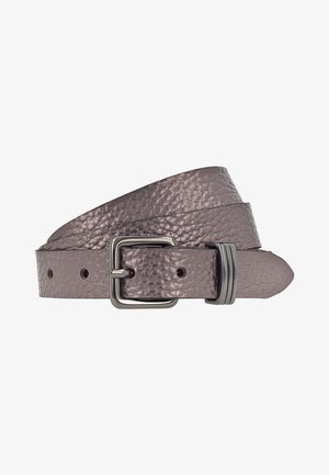 Ceinture en cuir texturé gris foncé avec boucle rectangulaire en argent et boucle métallique, enroulée à plat sur un fond blanc.