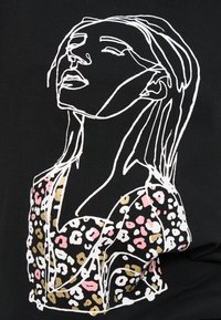 Λευκή σχεδιαστική γραμμή μιας γυναίκας με κλειστά μάτια, το κεφάλι της γερμένο προς τα πίσω, που φοράει ένα τοπ με μοτίβο ροζ, λευκών και χρυσών λεοπάρδαλων πάνω σε μαύρο φόντο.