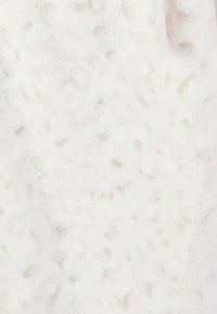 Tessuto bianco con una superficie morbida e pelosa, caratterizzato da un sottile motivo brown maculato irregolare. Adatto per abbigliamento caldo o coperte.