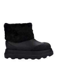 Botte noire imperméable avec un col en fausse fourrure noire douce, présentant un design nervuré et une semelle épaisse et texturée pour une meilleure adhérence.