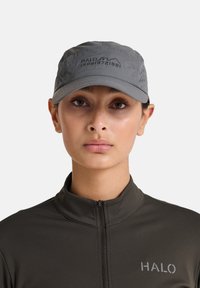 Szara czapka z siateczkowymi panelami bocznymi, lekki materiał, z nadrukiem "HALO" oraz wytłoczonymi numerami z przodu.