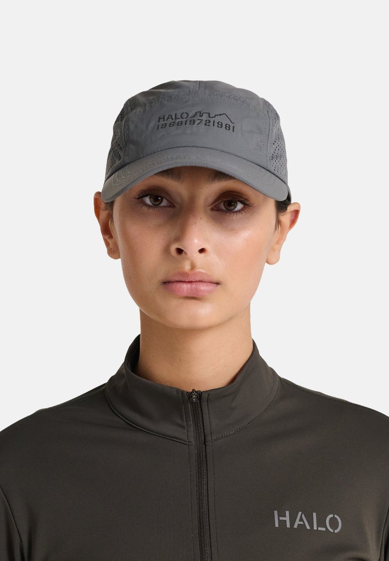 Szara czapka z siateczkowymi panelami bocznymi, lekki materiał, z nadrukiem "HALO" oraz wytłoczonymi numerami z przodu.