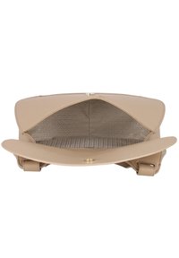 Beige handtas met een gestructureerde buitenkant, gouden hardware en een ruime, patronen interieur. Open bovenkant met een flap sluiting.