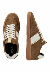 Ein Paar braune Wildledersneaker mit weißen Lederstreifen an den Seiten, weißen Schnürsenkeln und braunen Gummisohlen, aus der oberen und seitlichen Sicht gezeigt.