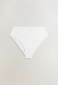 Chiloți albi din bumbac, cu croială cu talie înaltă și talie elastică, având o textură netedă și un stil minimalist.